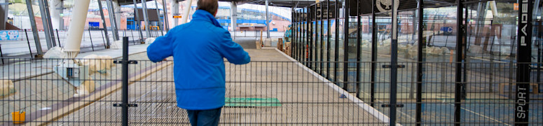 De eerste curlingbaan van Oost-Nederland rolt uit onze printer: “Heel eerlijk: ik wist niets van curling!”