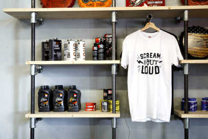 Michelle doet al het design voor LOUD, en liet bij Drukwerkdeal.nl een T-shirts met stoer design drukken. Die gaan als zoete broodjes over de toonbank!