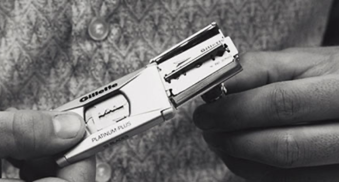 Pada tahun 1903, Gillette memperkenalkan pisau cukur sistematis pertama di dunia