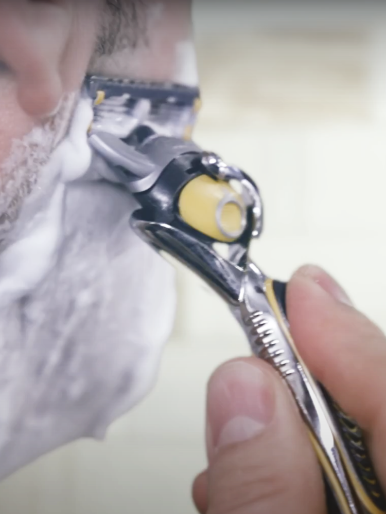 預防剃須疹：吉列剃須刀和帶懸掛裝置的刀片