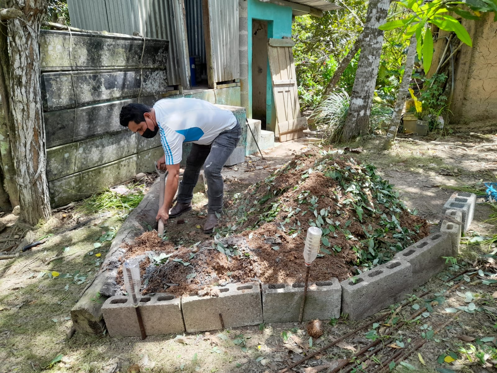 Preparación de abono con el producto final del baño seco. Fuente. Rodrigo Rodriguez Director de Cosecha Sostenible Panamá