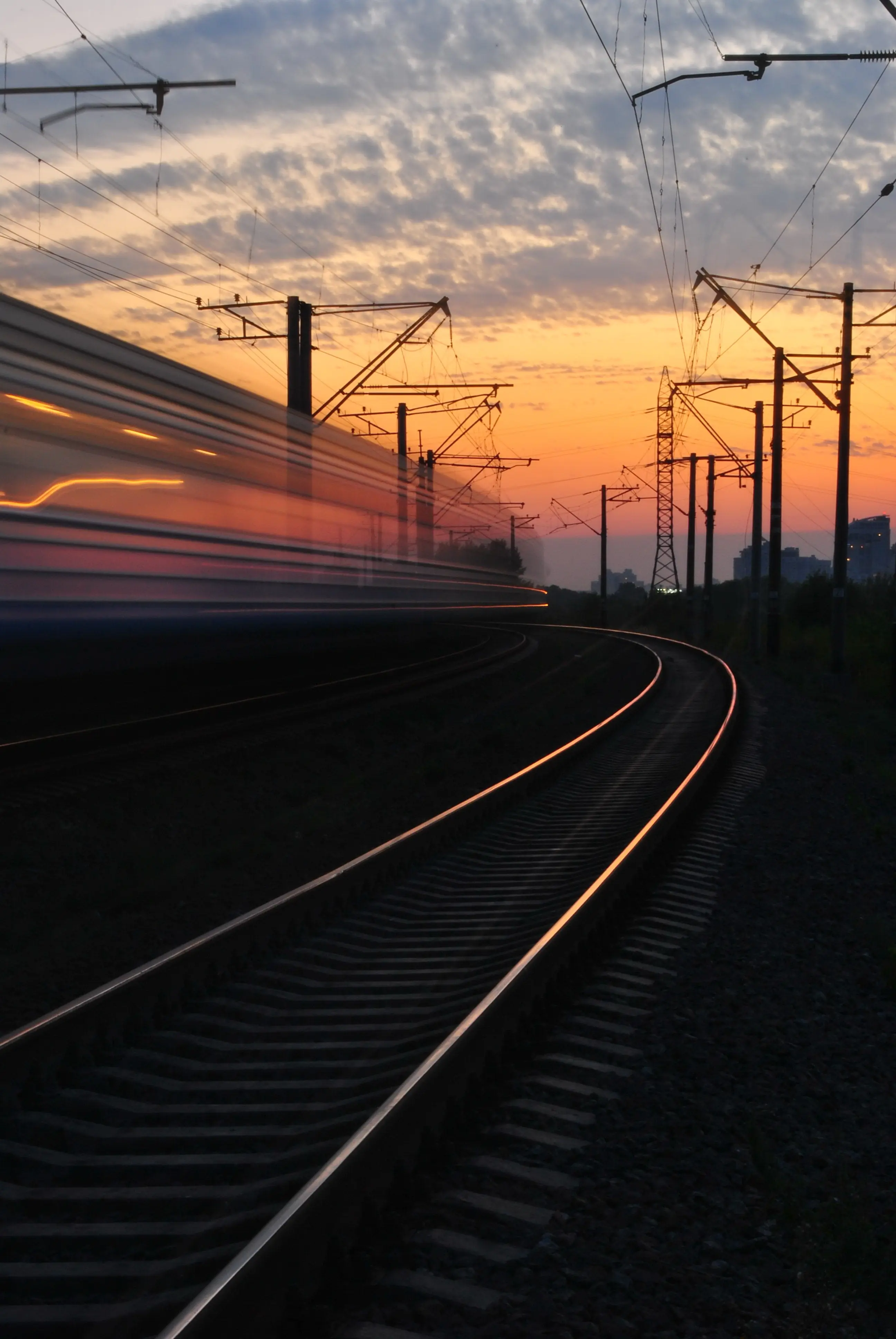 Treinspoor bij ondergaande zon