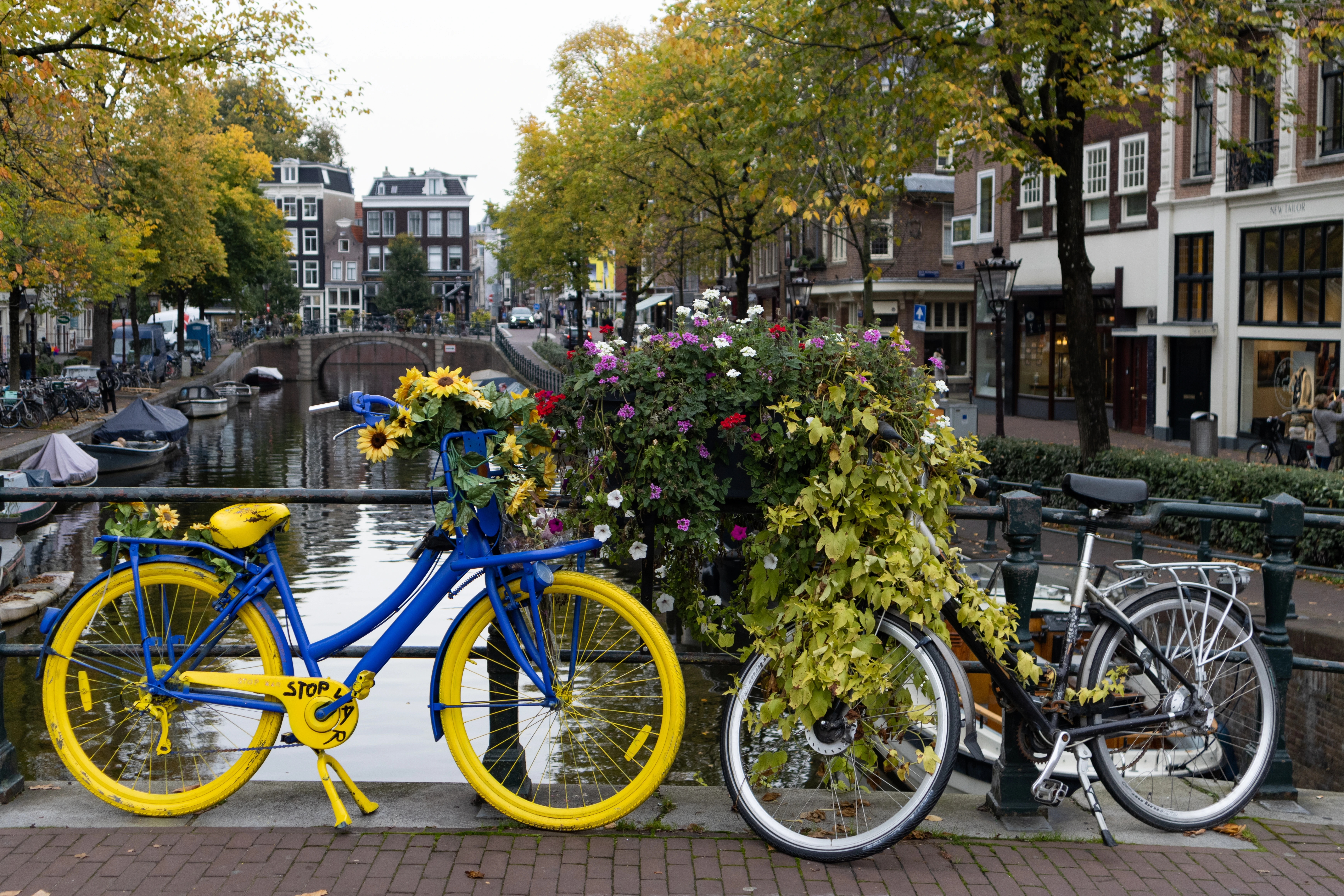 Oekraïense fiets bij de Amsterdamse gracht.