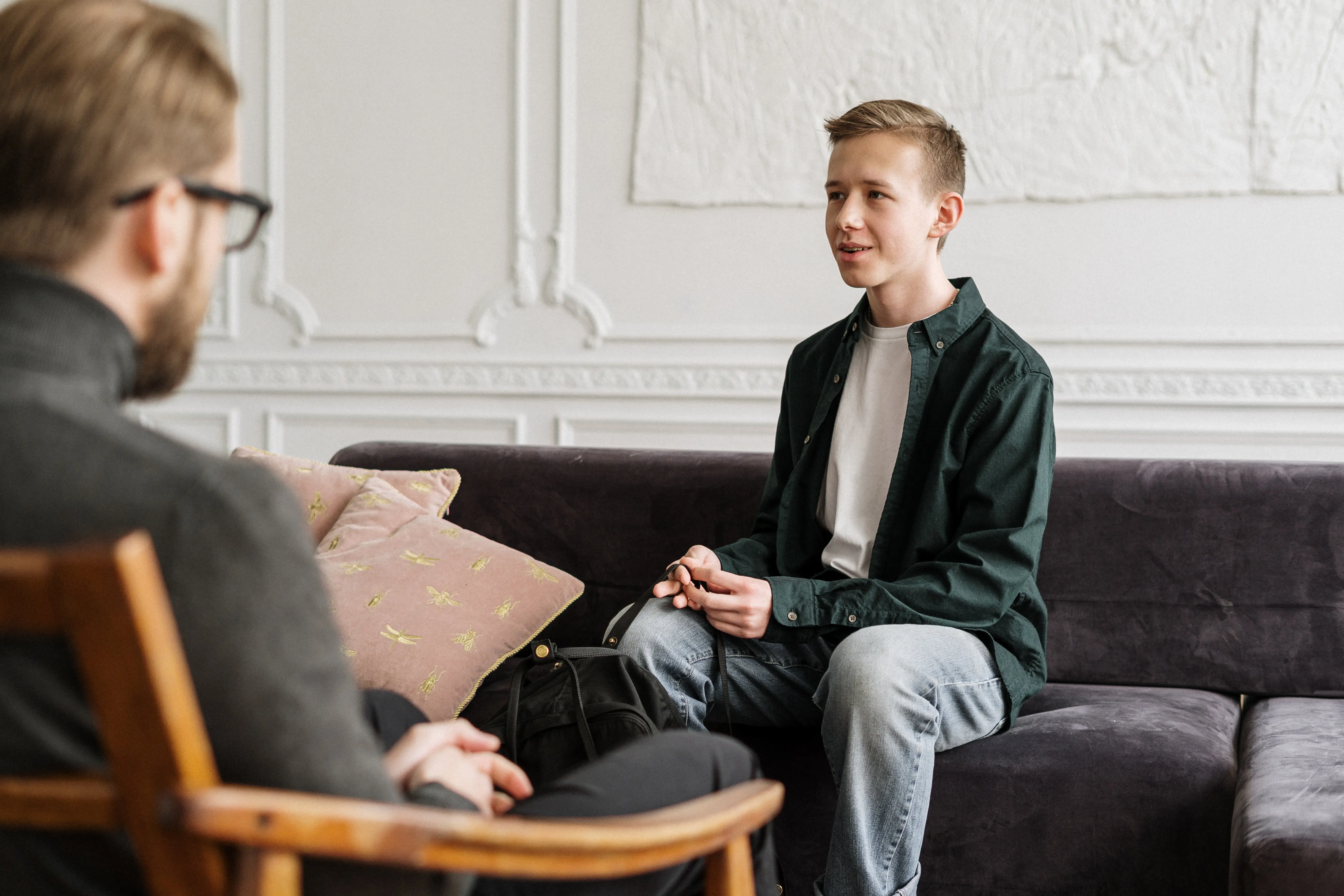 Twee mensen hebben een gesprek