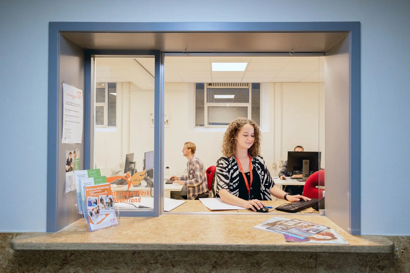 De balie van VluchtelingenWerk in het azc in Utrecht. Hier kunnen bewoners terecht met allerlei vragen. 