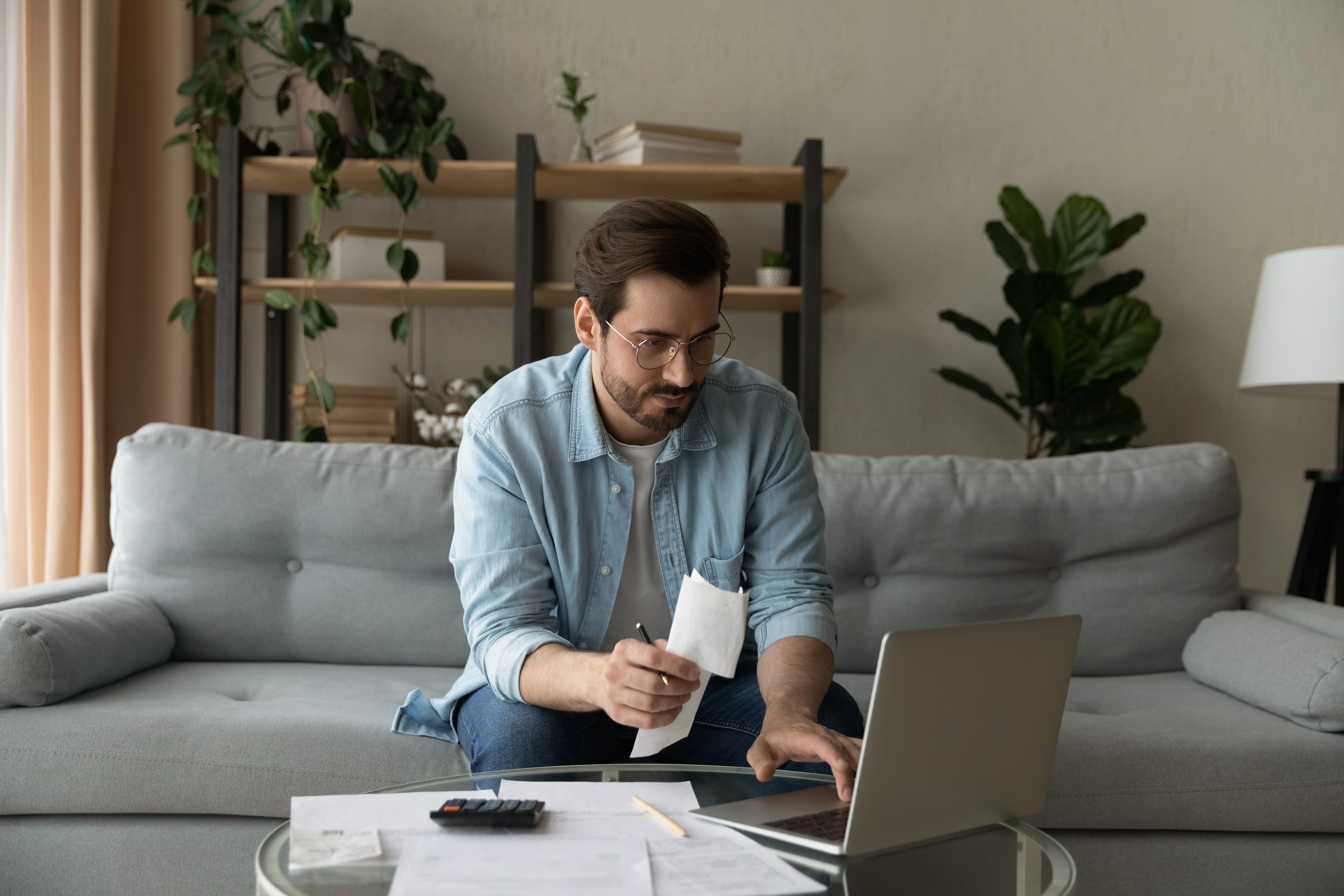 Man doet Belastingaangifte achter de laptop