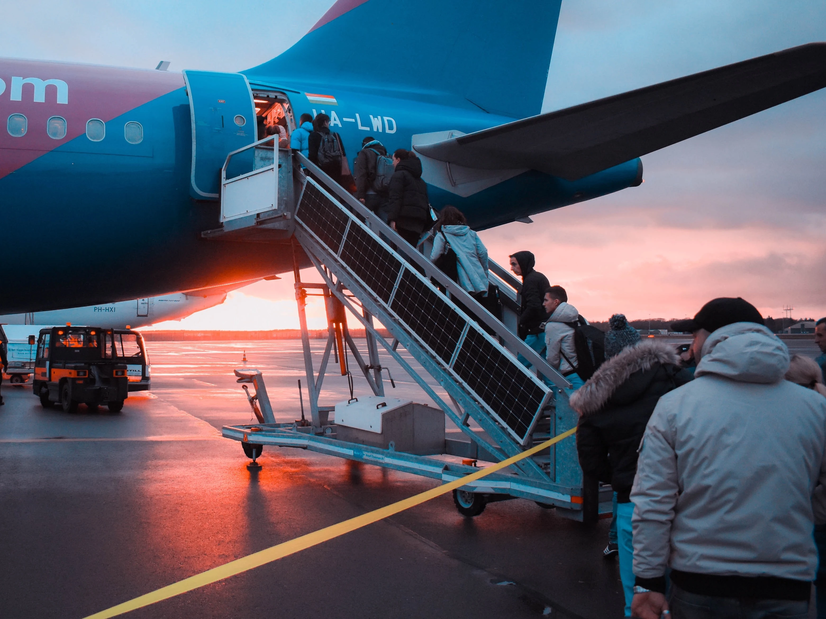 Personnes montant dans un avion