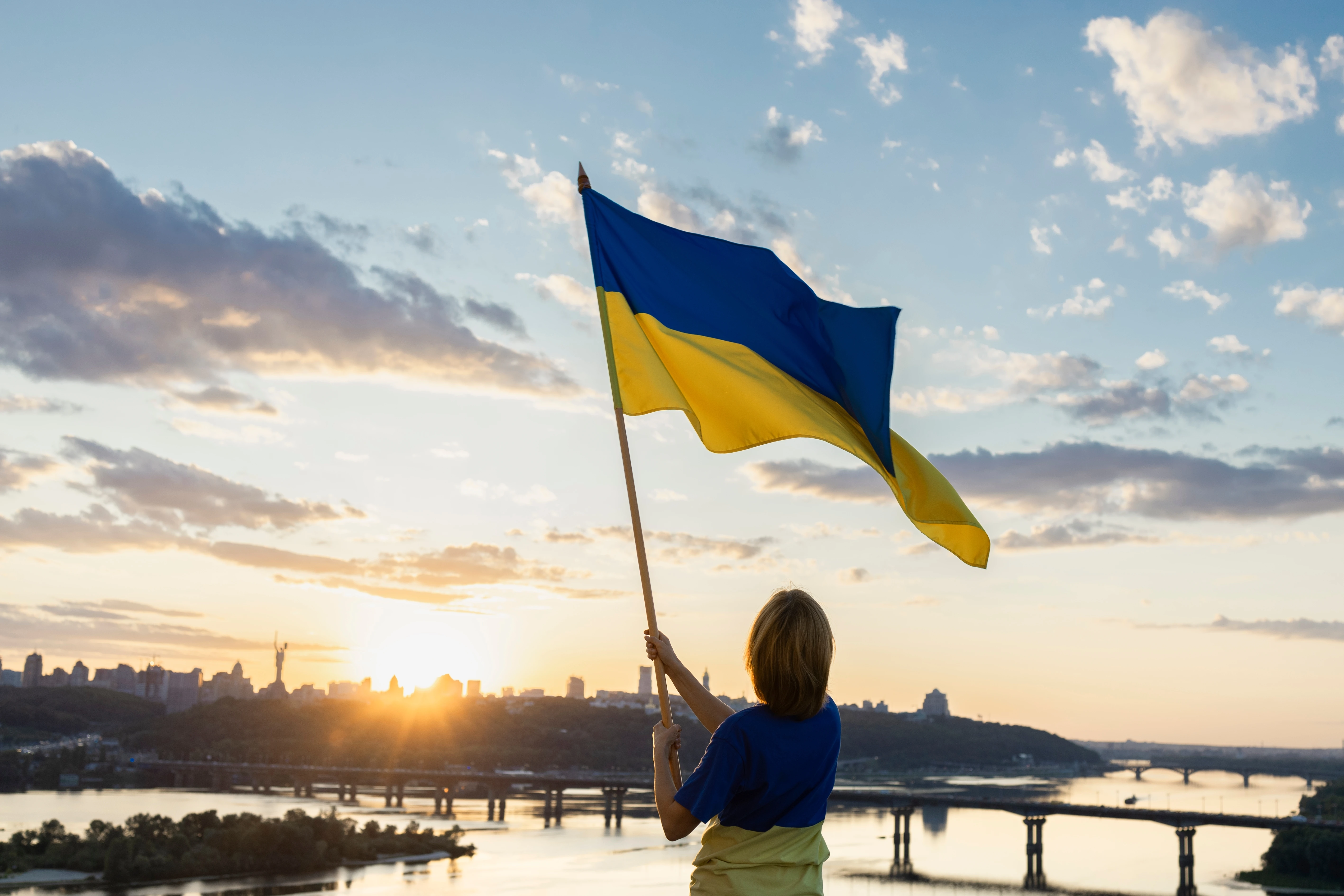 A child waves the Ukrainian flag.