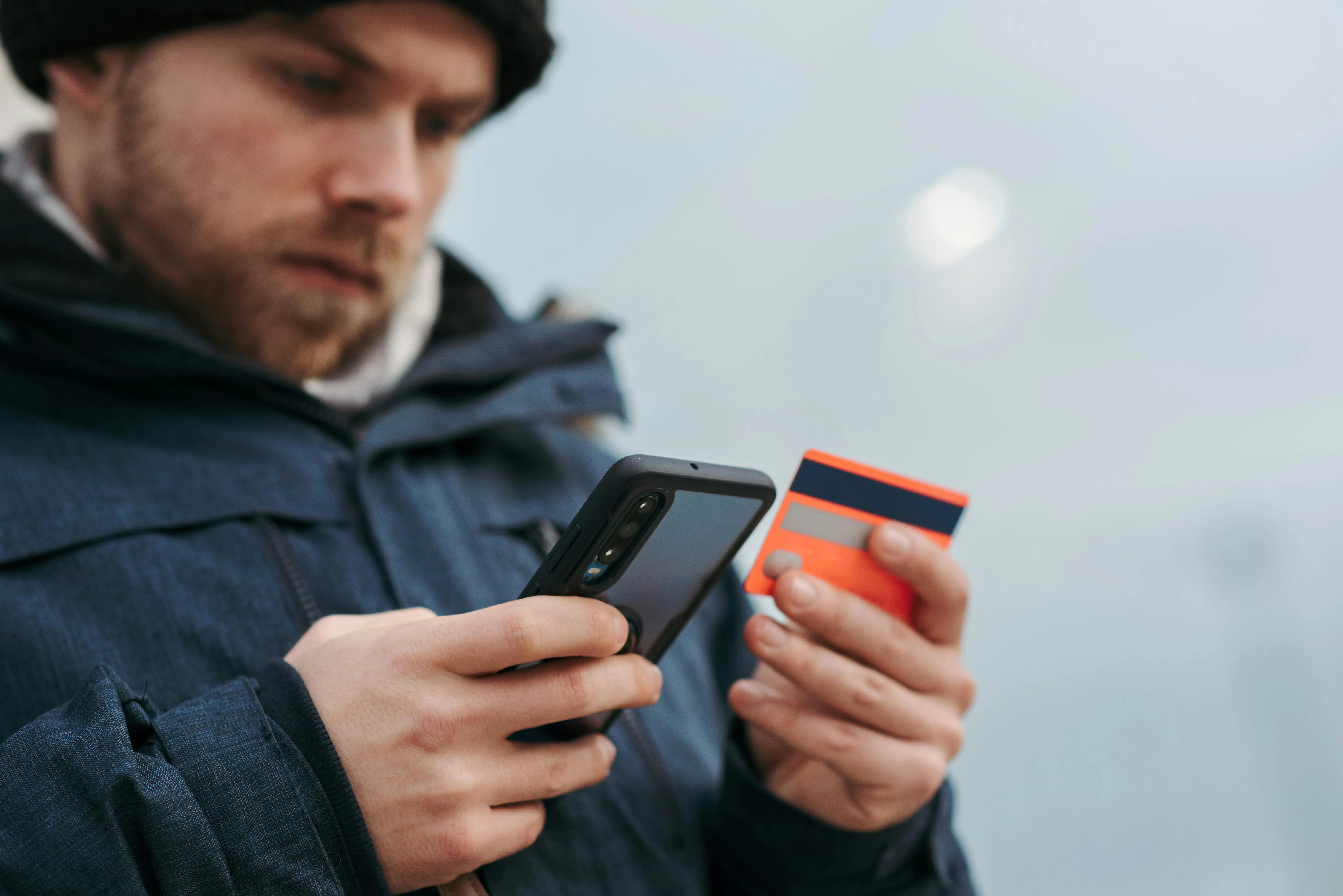 Iemand activeert een bankrekening met een telefoon.