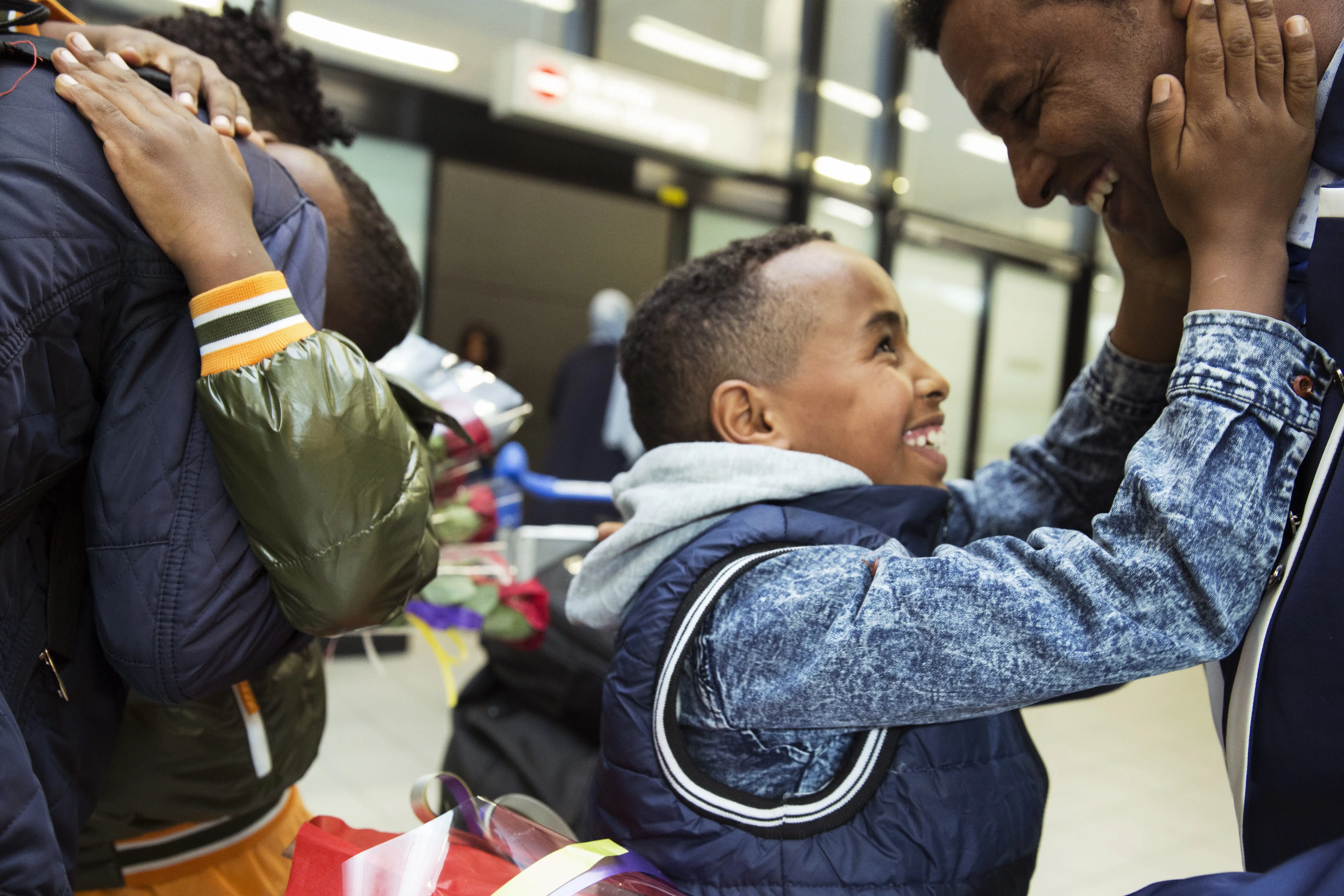 Schiphol'da aile birleşimi.