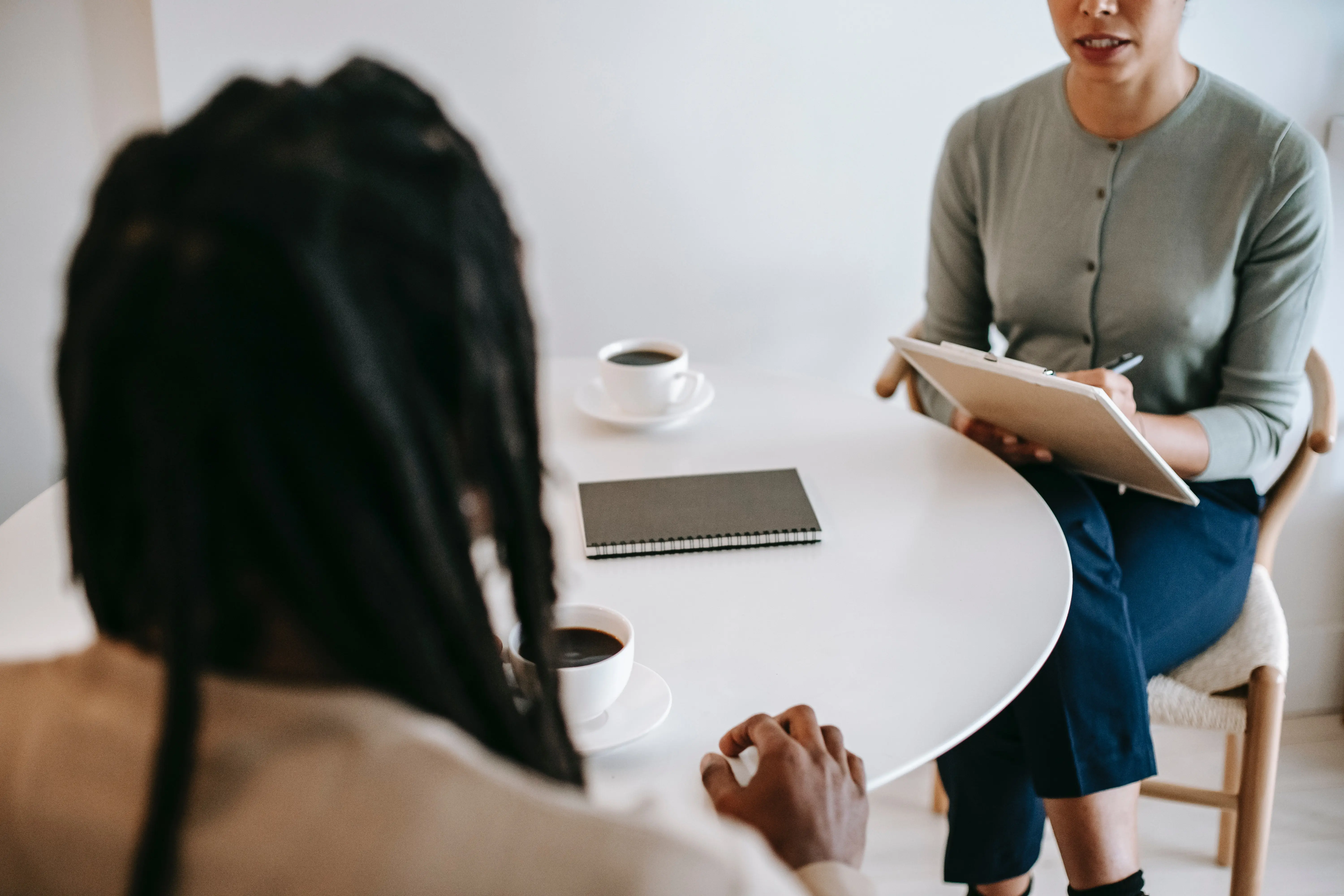 Vrouw maakt notities van een gesprek