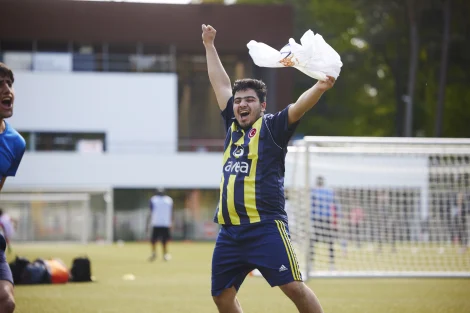 Man viert zijn goal tijdens de selectiedag op de KNVB Campus