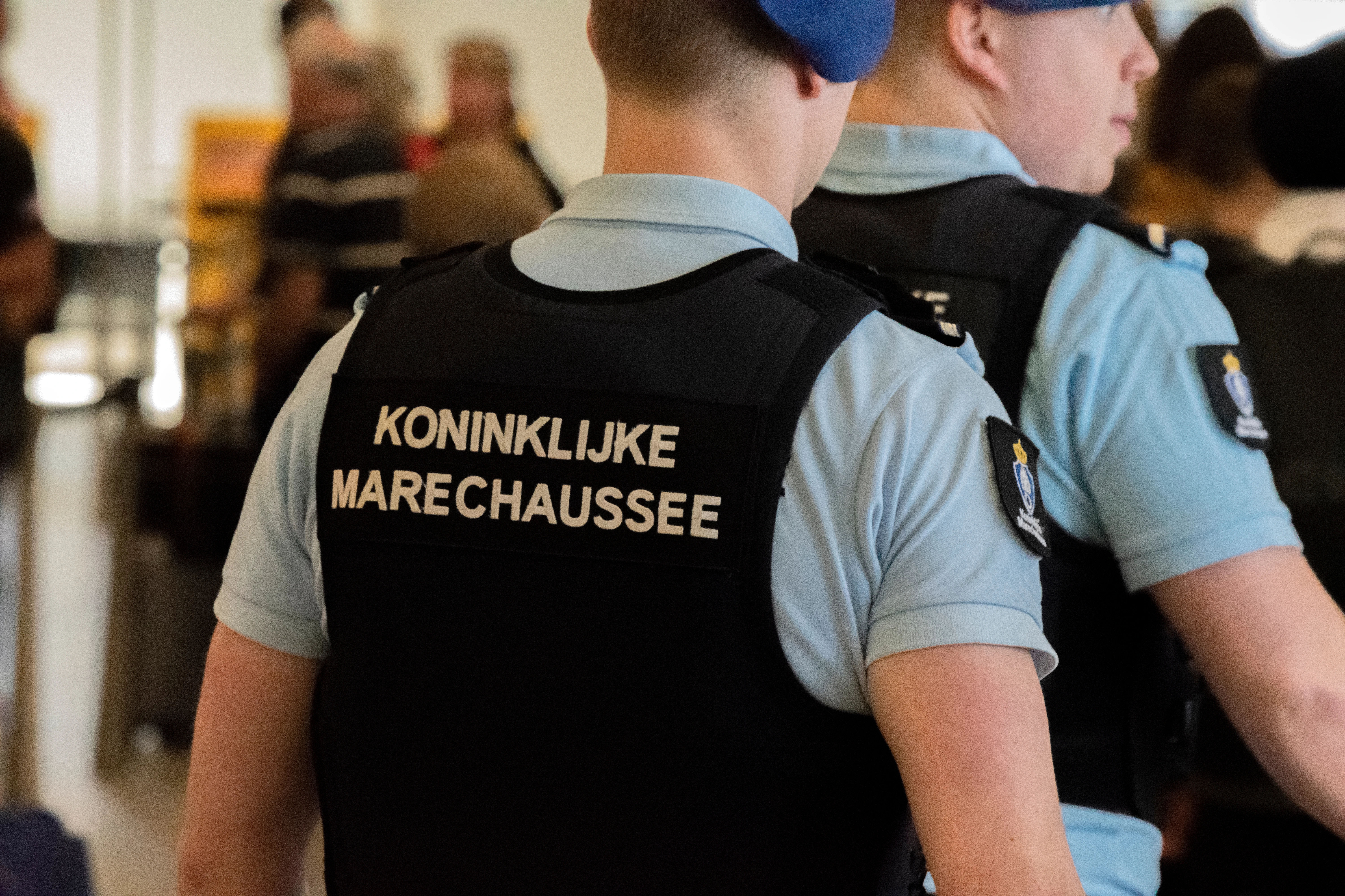 هل وصلت إلى هولندا عبر مطار سخيبهول أو ميناء؟ تبلغ عندئذ بوصولك لدى الشرطة العسكرية الملكية (KMaR) لطلب اللجوء.