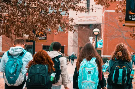 Een groep studenten loopt naar het universiteitsgebouw