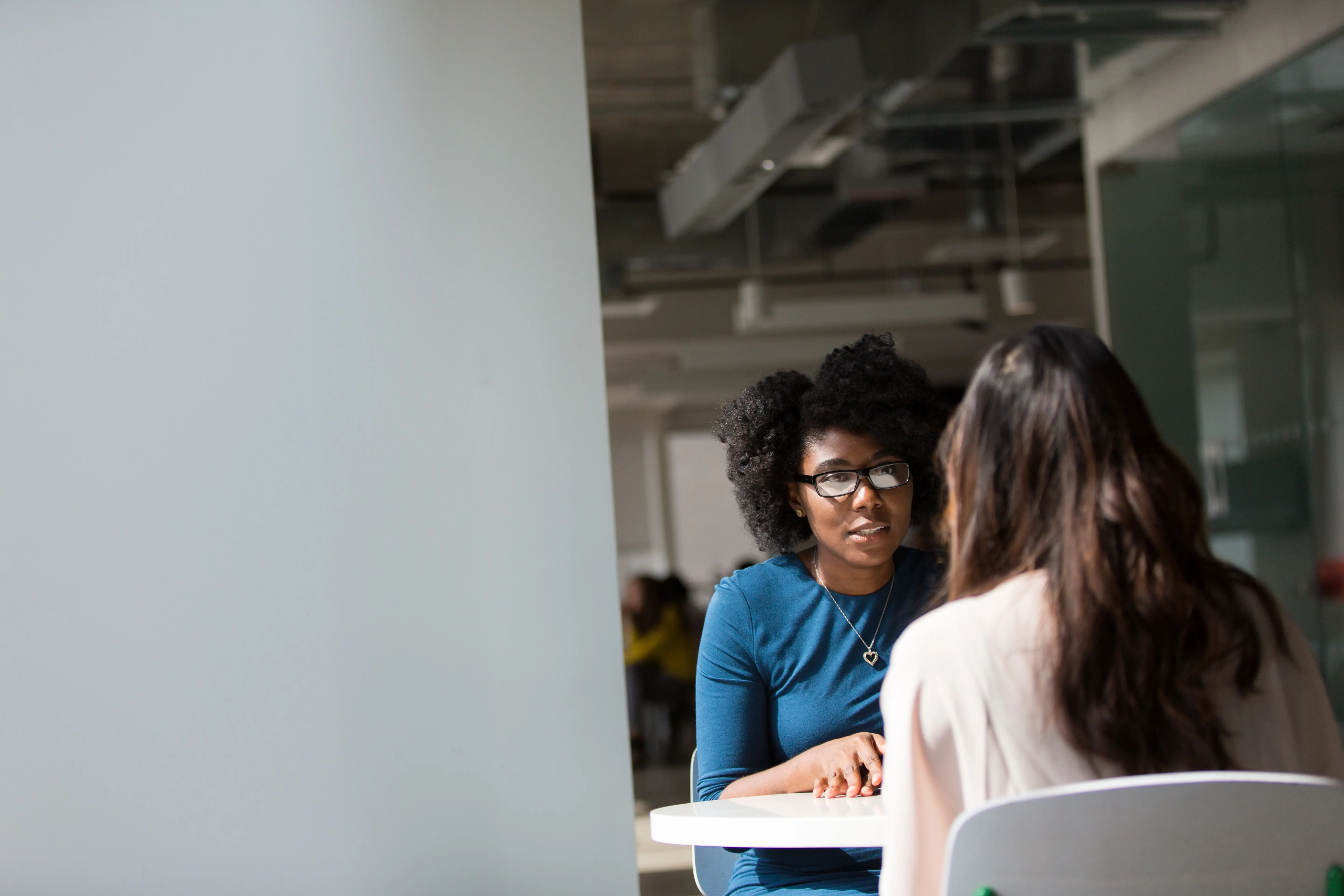 Deux femmes sont assises l'une en face de l'autre.