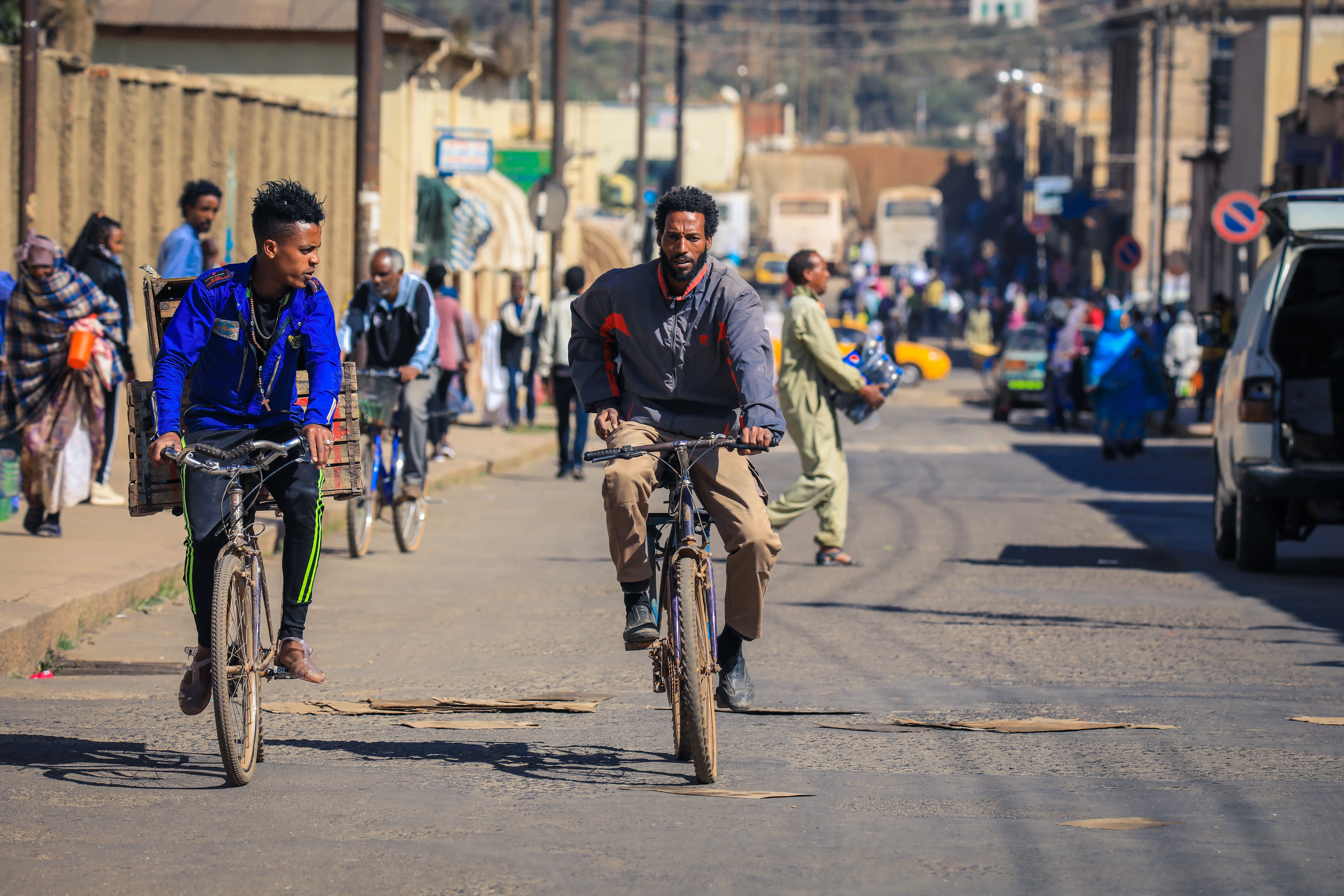 Asmara, Eritrea - November 02, 2019: Jonge mannen op de fiets in de hoofdstraat van Asmara