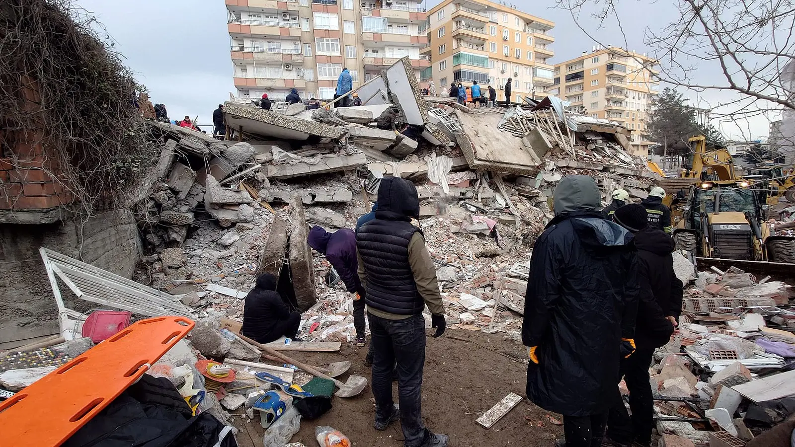 People in the rubble of the earthquake in Turkey