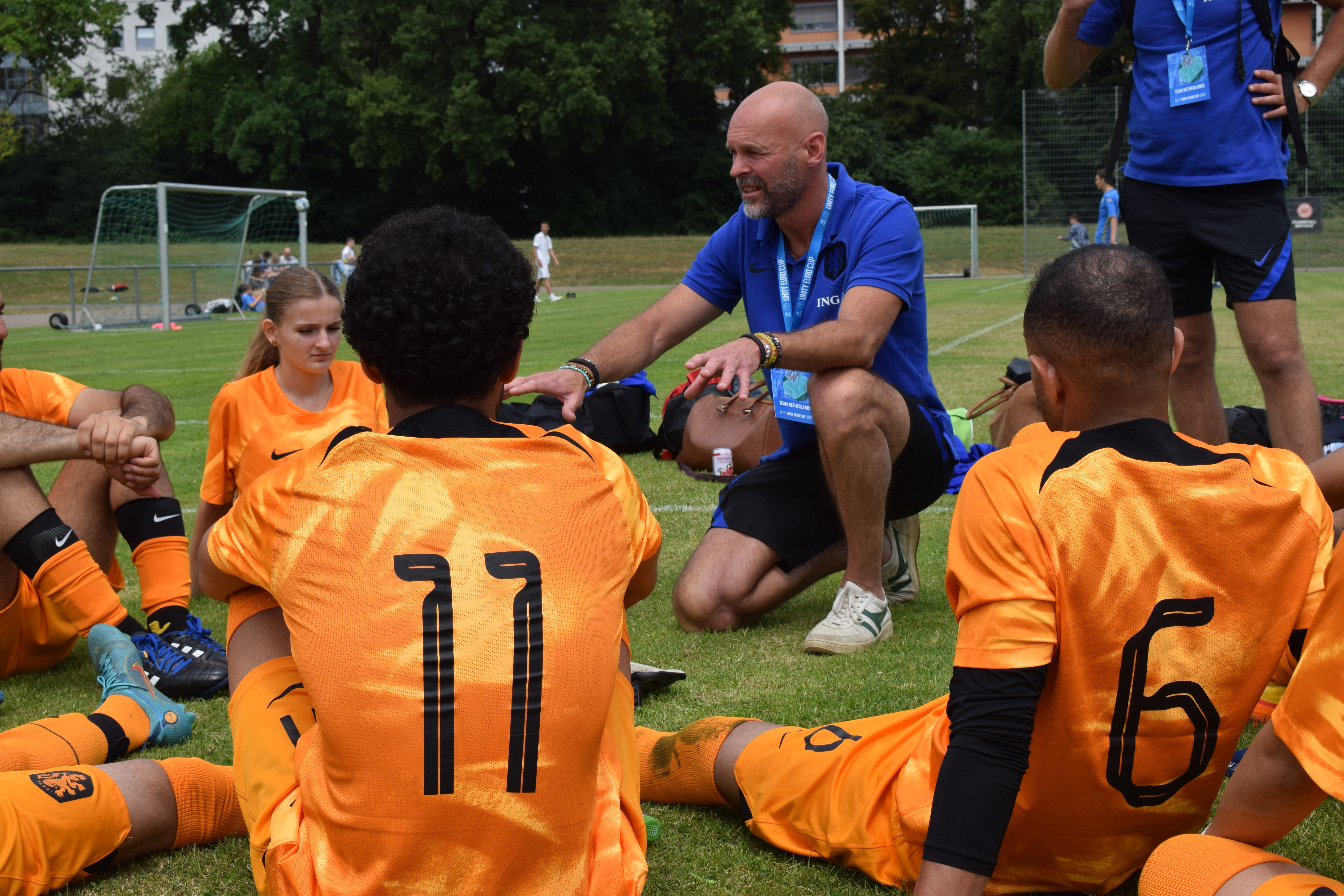 Voetballers van het Nederlandse team bespreken de wedstrijd tijdens de Unity Cup 2023