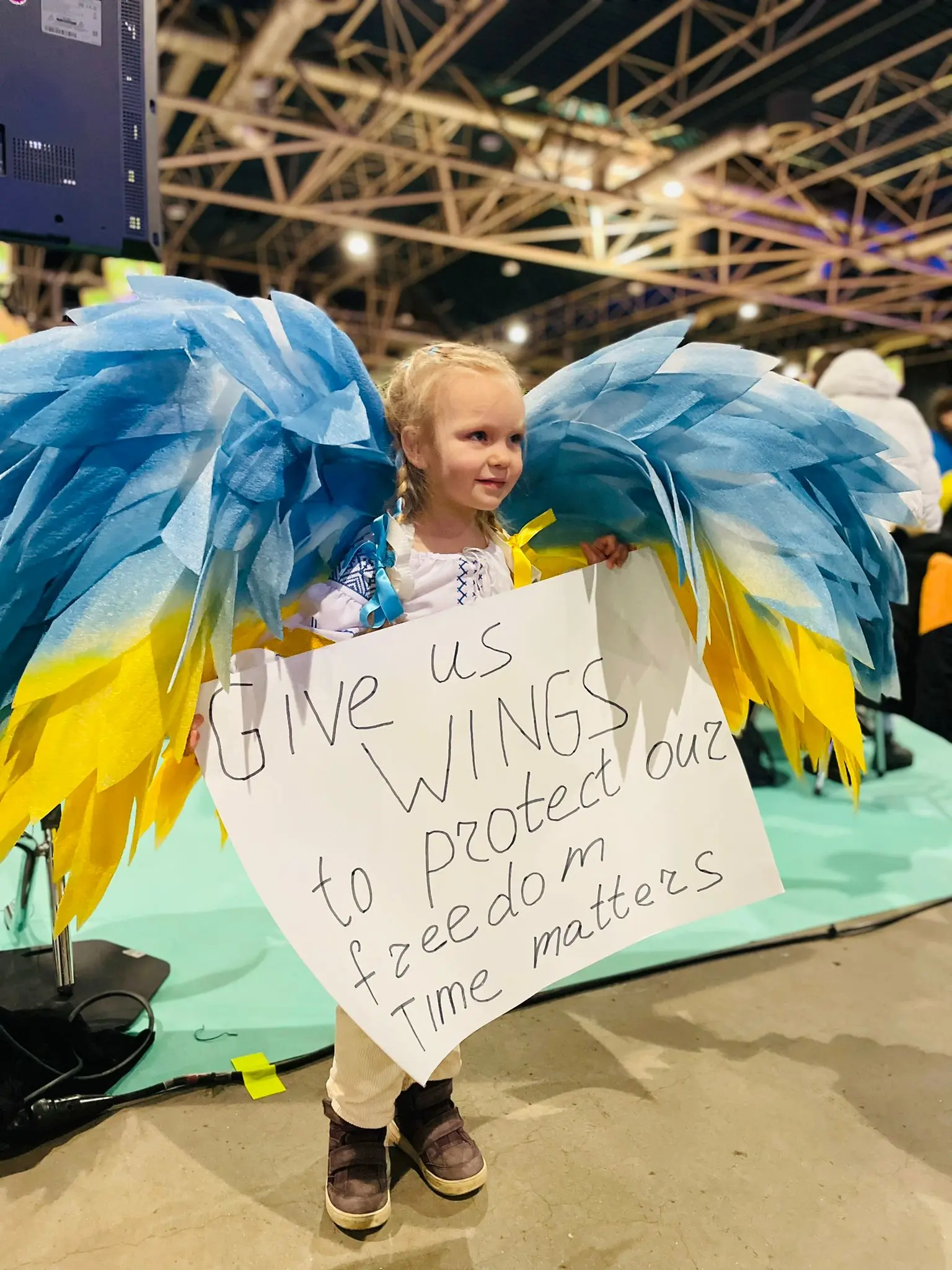 Meisje uit Oekraïne staat met engelvleugeltjes in de Jaarbeurs in Utrecht