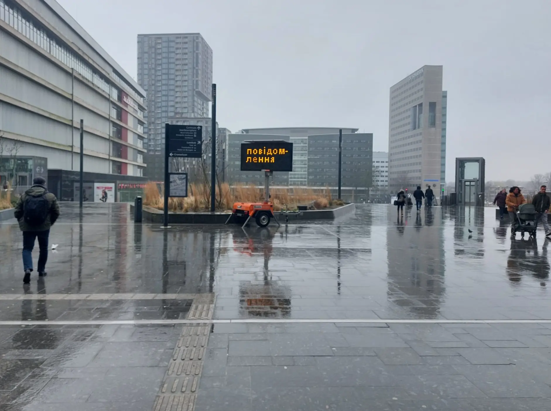 The sign at Utrecht Centraal that points you to the registration location. 