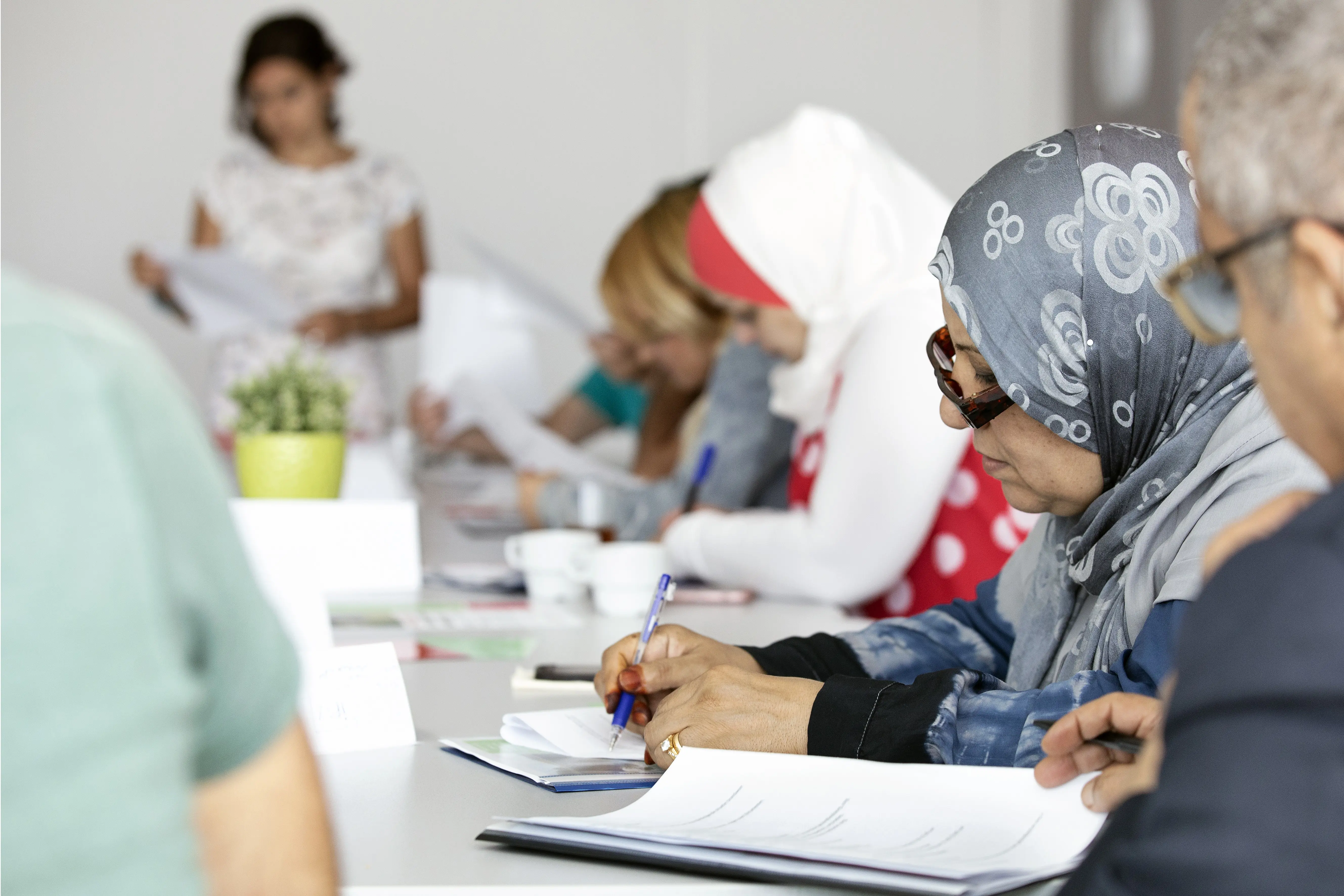 Een groep mensen met een verblijfsvergunning doet mee aan het 'Participatieverklaringstraject' (PVT).