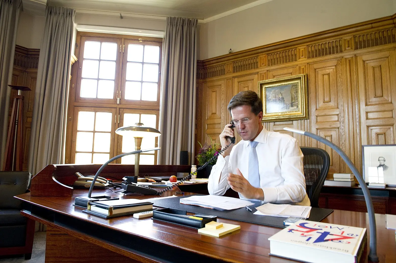 Le ministre-président démissionnaire Mark Rutte dans son cabinet.