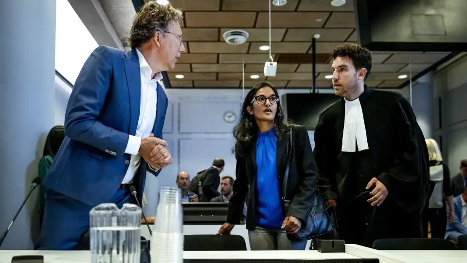 Frank Candel, VluchtelingenWerk Nederland'ın avukatıyla birlikte mahkemede
