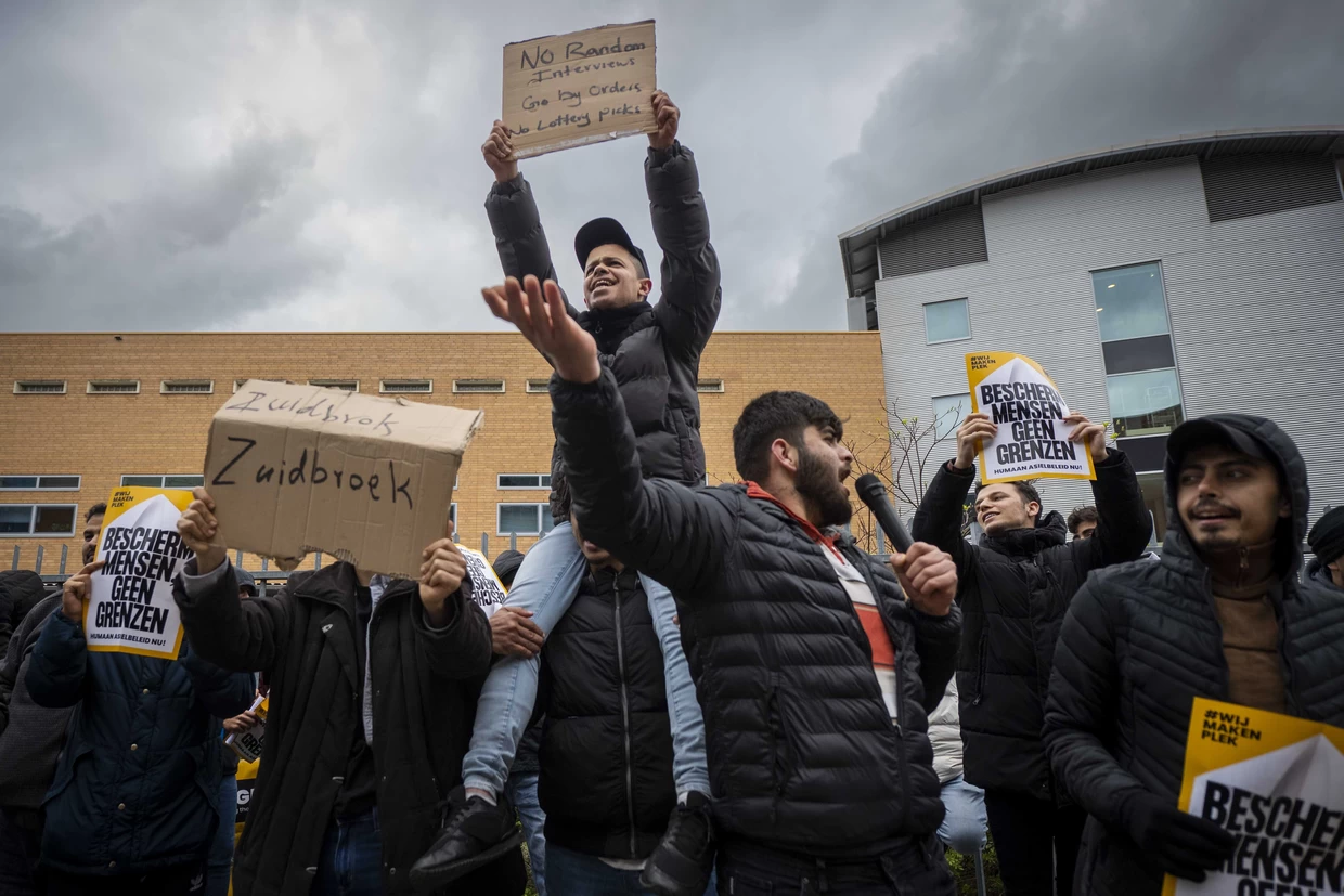 Vluchtelingen die protesteren tegen de slechte opvang in Zwolle. 