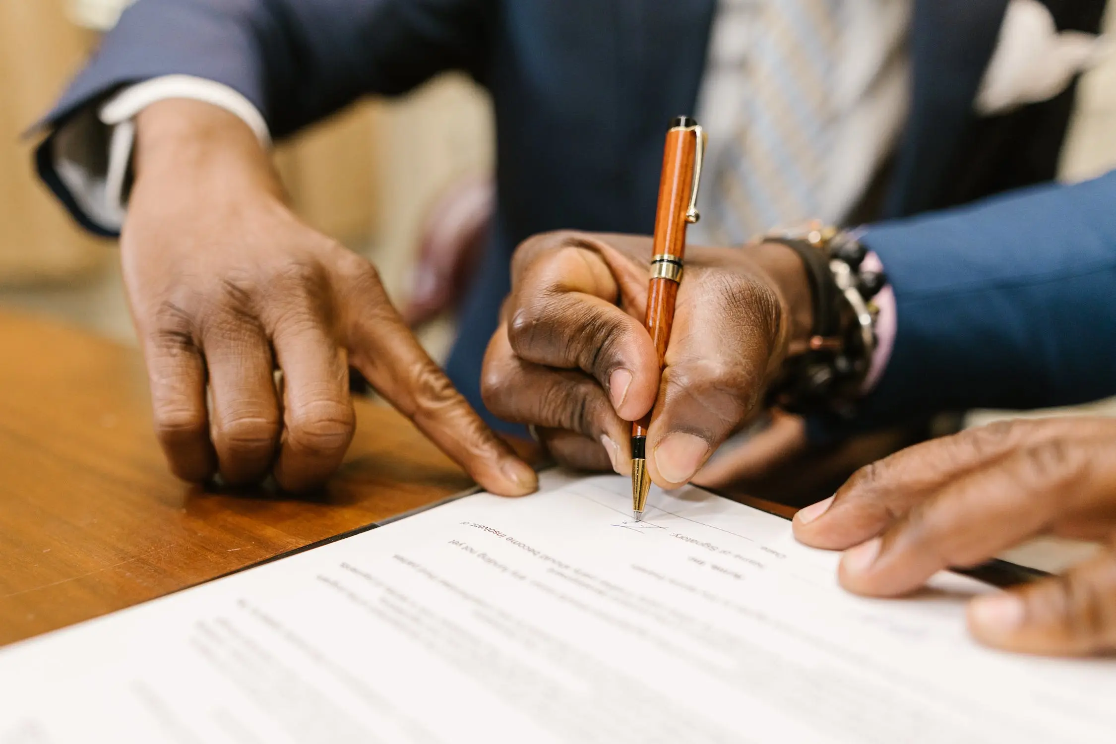 Iemand zet een handtekening op een formulier