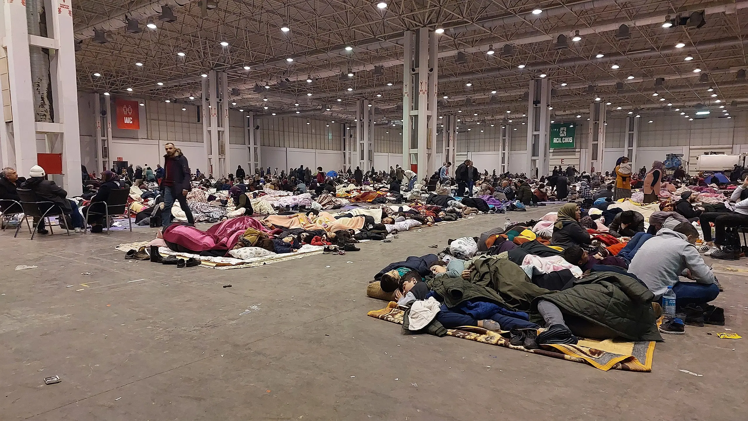 Mensen in de Gaziantep Earthquak Shelter