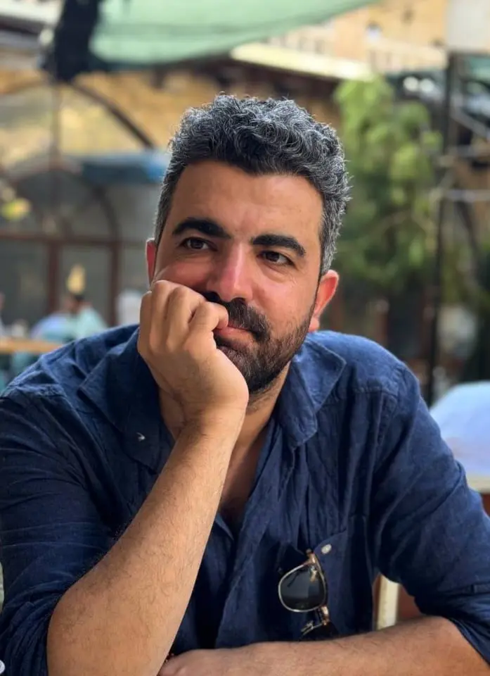 Mustafa Aljaradie düşünüyor.