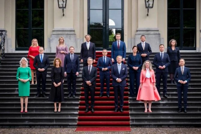 Le roi Willem-Alexander et le nouveau cabinet.
