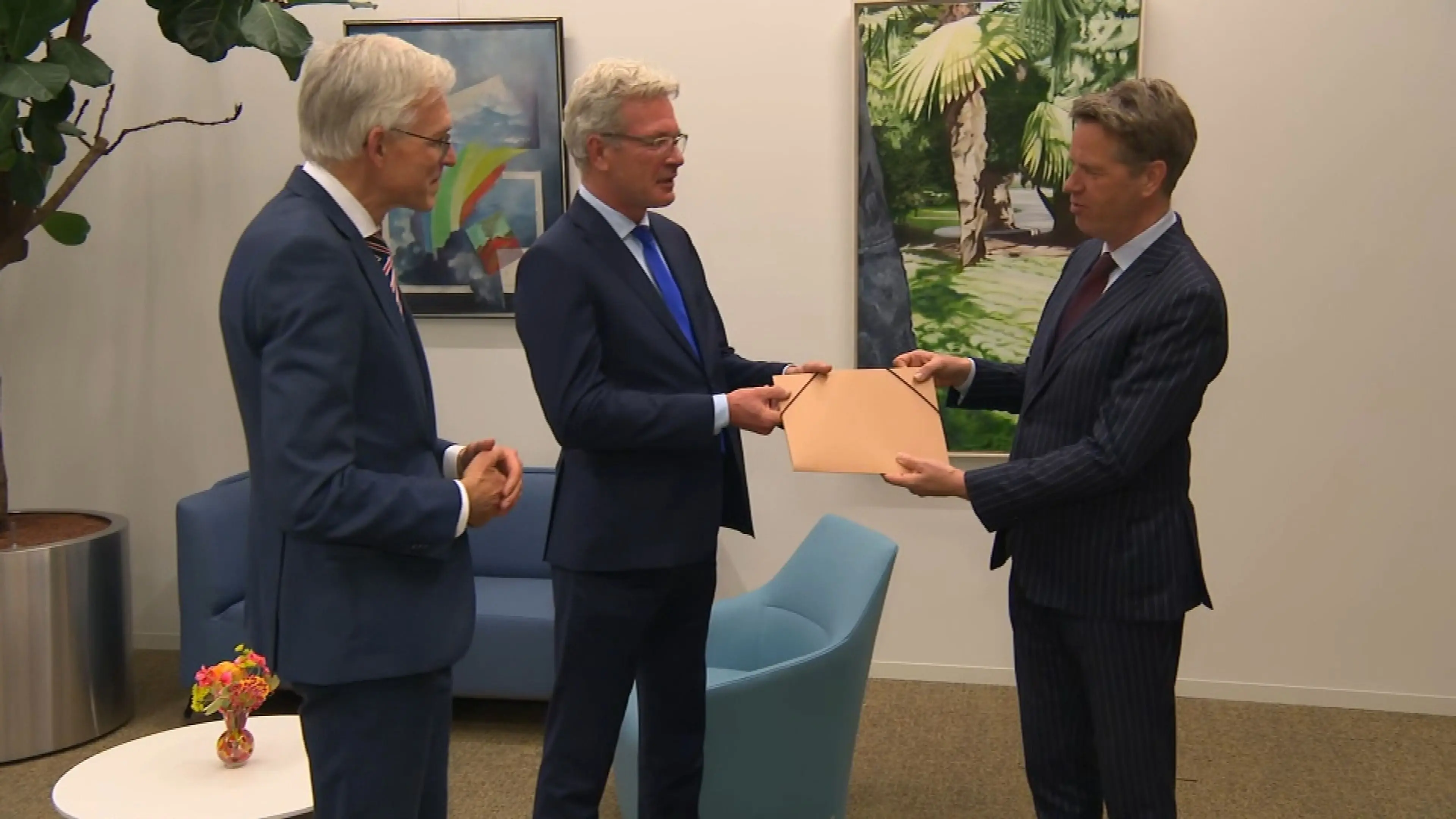 The new political agreement is given to the Speaker of the Dutch House of Representatives.