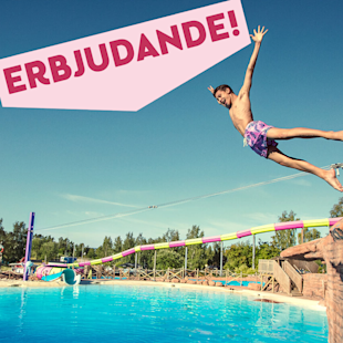 En pojke i badbyxor hoppar i en pool på ett vattenland under en klar himmel. I hörnet syns en stor rosa banderoll med ordet ”ERBJUDANDE!”.