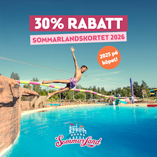 En pojke hoppar i en vattenparkspool under en klar himmel. Texten lyder "30% rabatt Sommarlandskortet 2026" och "2025 på köpet!" med Skara Sommarlands logga.