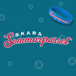 Blått armband med ordet ”Sommarpasset” i rosa kursiv stil och ”SKARA” i vitt, mot en blågrön bakgrund med bubblor; motsvarande text visas nedanför.