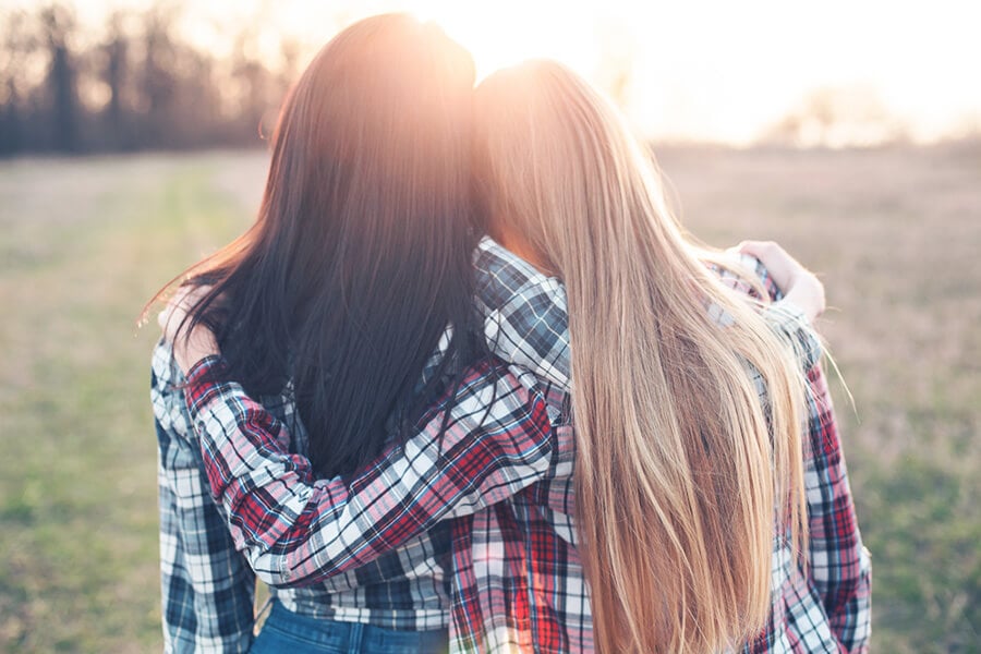 Frauen lachen und schneiden Grimassen