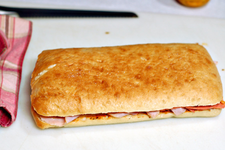ItalianMuffaletta_1_5.jpg