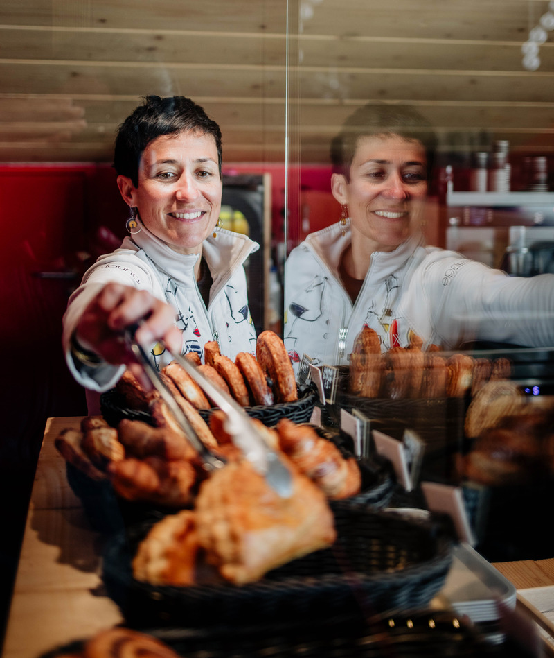 Employée - métier lounge Employée servant une viennoiserie
