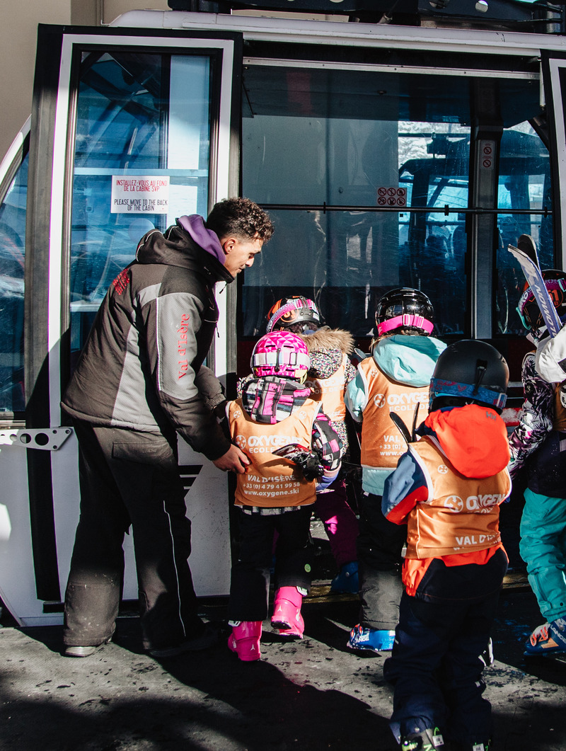 Employé - métier agent d'exploitation Agent d'exploitation aidant des enfants à monter dans le téléphérique de l'Olympique