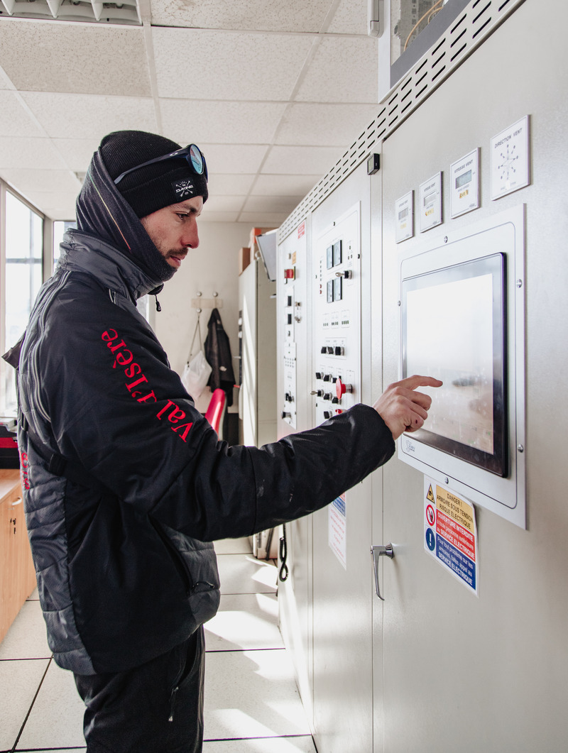Employé - métier conducteur de téléphérique Conducteur de téléphérique devant un écran