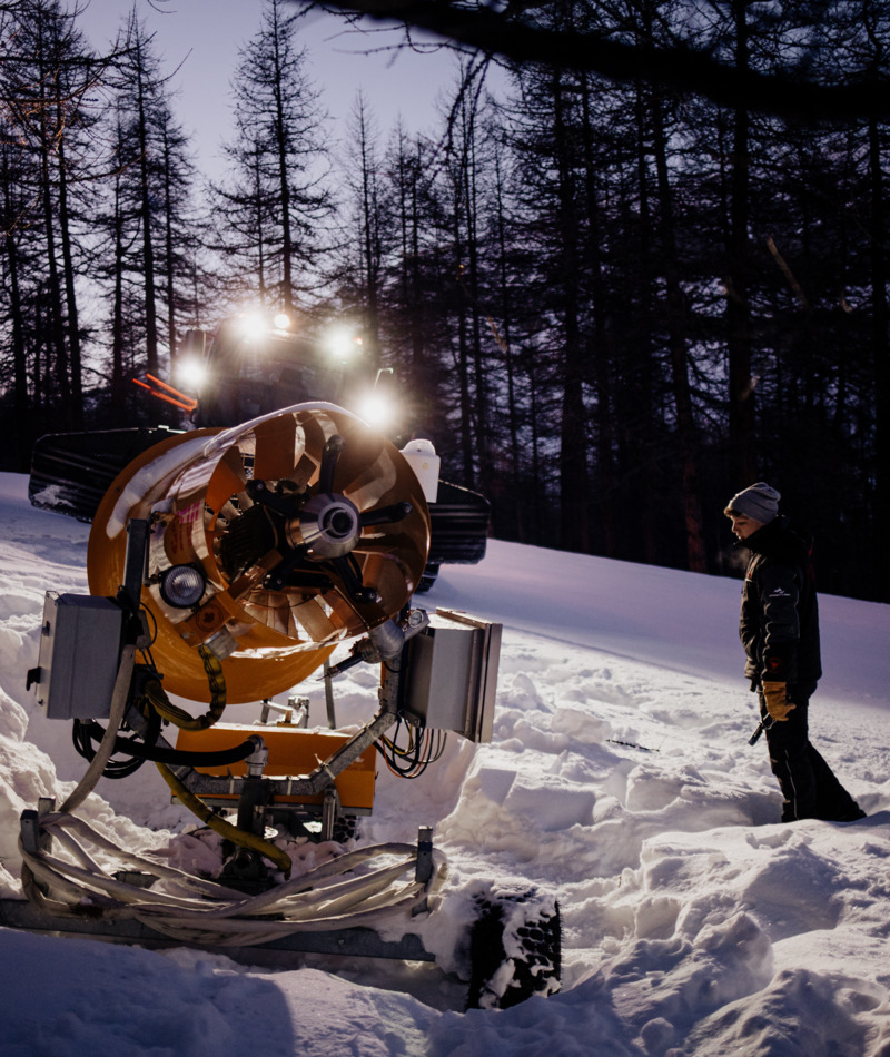 Employé - métier nivoculteur Nivoculteur devant un canon à neige de nuit