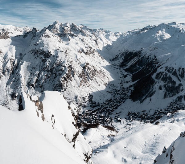 Notre Histoire Société Val d'Isère Vue de haut de Val d'Isère et des montagnes environnantes en hiver