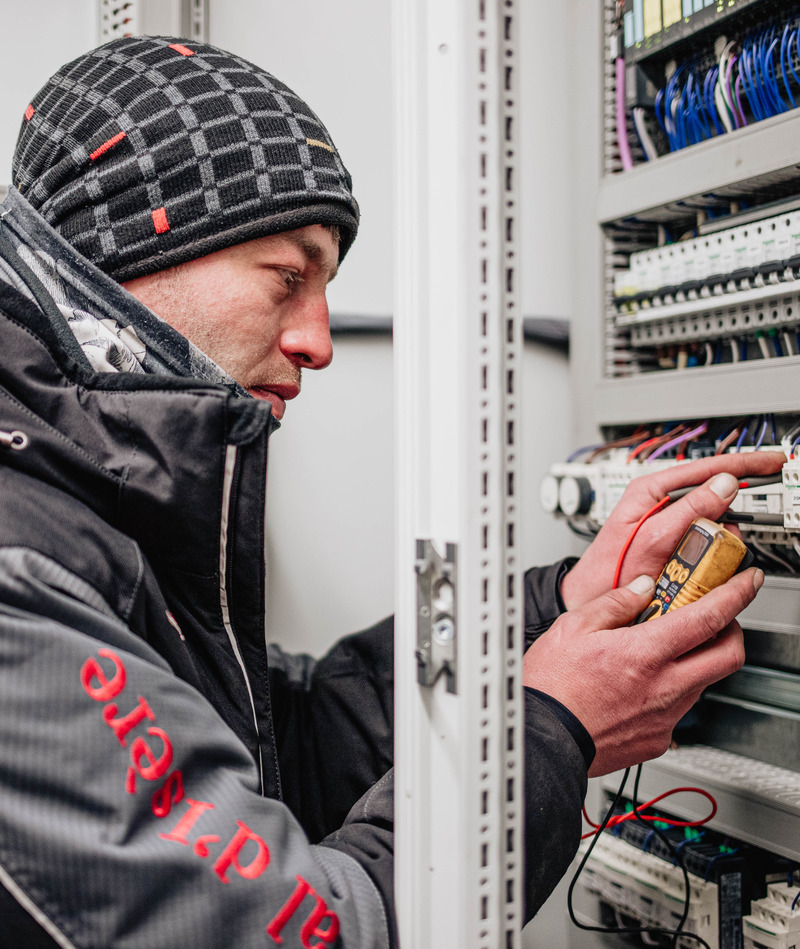 Employé - métier électricien Electricien travaillant sur un tableau électrique
