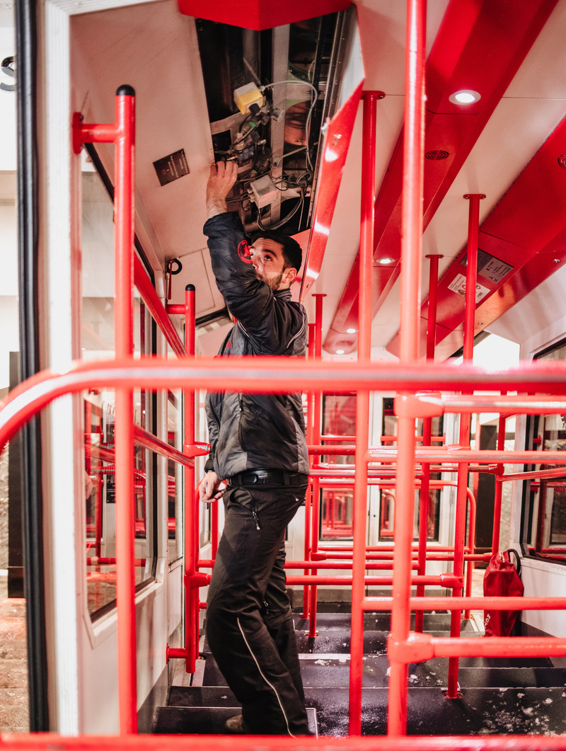 Employé - métier cabinier funiculaire Cabinier du funiculaire faisant des contrôles électriques