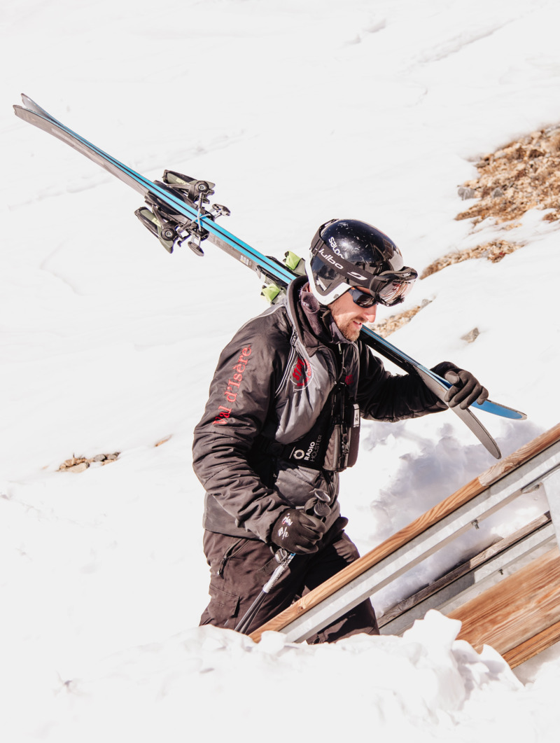 Employé - métier adjoint chef de massif Adjoint chef de massif partant sur le terrain avec ses skis