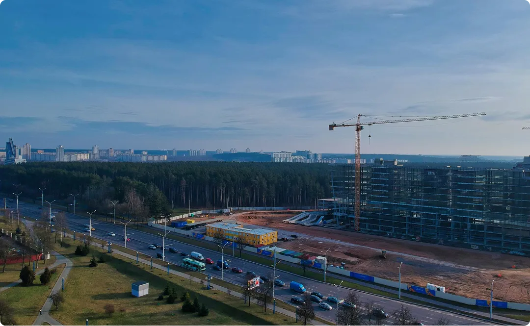 Draudimas kompensuoja nuostolius ne tik pastatui, bet ir brangiai statybinei technikai bei medžiagoms, kurios gali būti sugadintos audros metu arba pavogtos iš aikštelės.