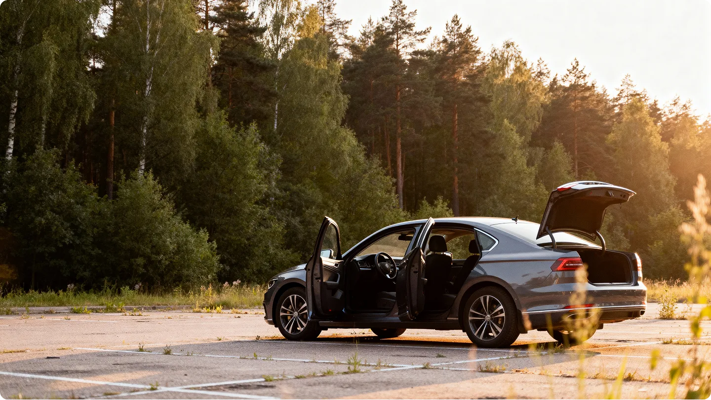 Aikštelėje paliktas automobilis atviromis durimis ir bagažine simbolizuoja aplaidumą. Tokiais atvejais – kai transporto priemonė paliekama be priežiūros, neužrakinta ar be signalizacijos – KASKO išmoka dažnai nebus mokama, nes nesilaikyta sutarties sąlygų.