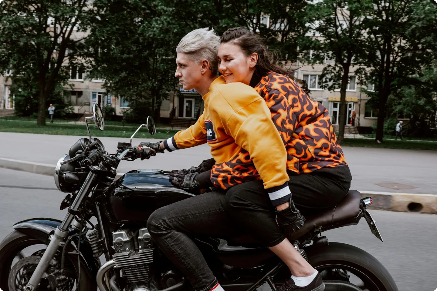 Miesto gatvėmis važiuojanti pora ant motociklo simbolizuoja laisvę ir kelionių džiaugsmą. KASKO draudimas padeda išvengti finansinių nuostolių, jei motociklas apgadinamas, pavagiamas ar apgriūva stovėjimo metu.