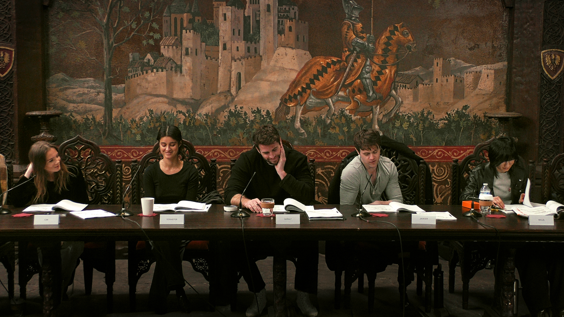 Elenco de The Witcher participa de leitura de roteiro com Liam Hemsworth ao centro